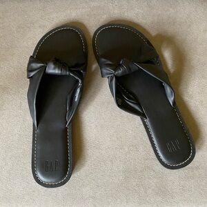 Gap women’s size 8 black slides